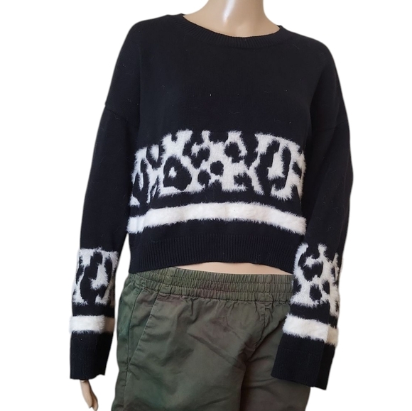 EXPRESS Black White Cheetah Print Cropped Sweater Women Size M - Picture 1 of 4